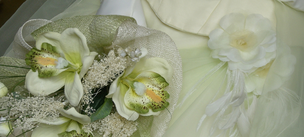 Bouquet de mariée élégant avec orchidées et fleurs blanches sur une robe de mariée