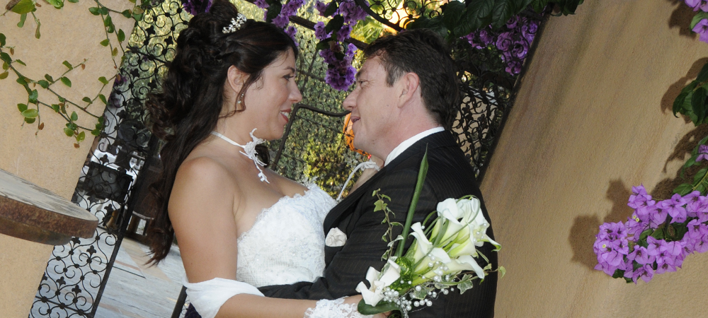 Moment de complicité entre mariés lors d’une cérémonie de mariage en extérieur