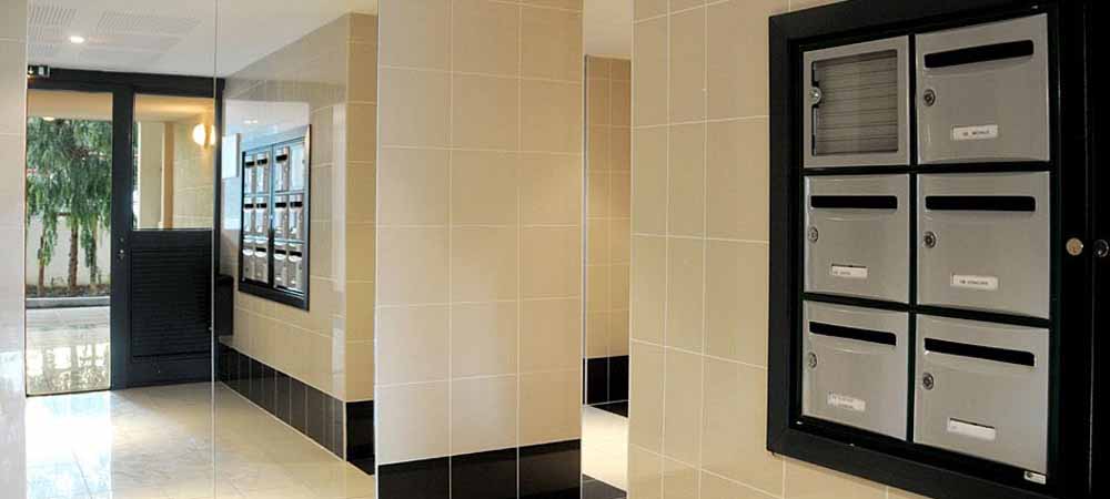 Entrée d’immeuble résidentiel avec boîtes aux lettres intégrées