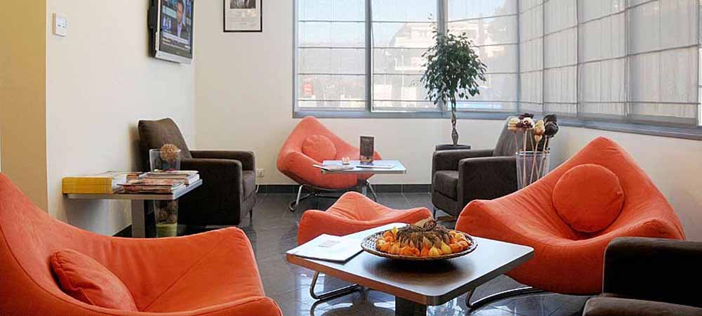 Salle d’attente ou salon moderne avec fauteuils colorés et espace convivial