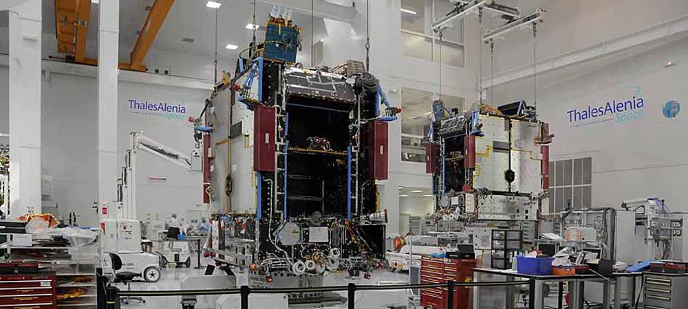 Dans l’atelier où naissent les satellites