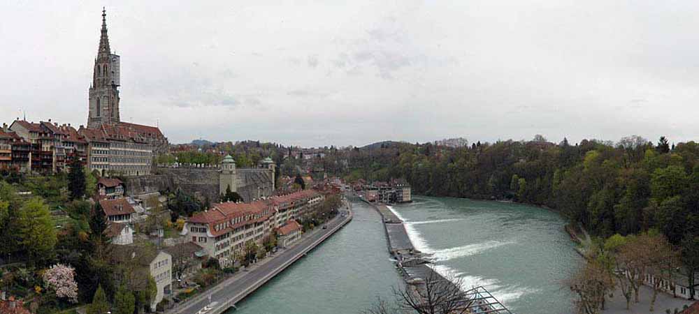 Vue panoramique de la vieille ville de Berne, Suisse, avec la cathédrale et la rivière Aare